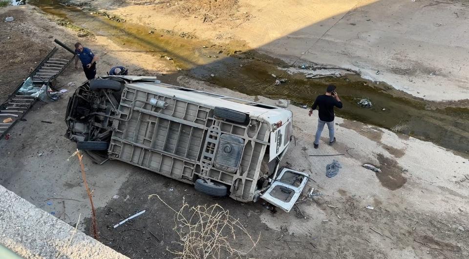 Minibüs dereye uçtu: Nefes kesen operasyon