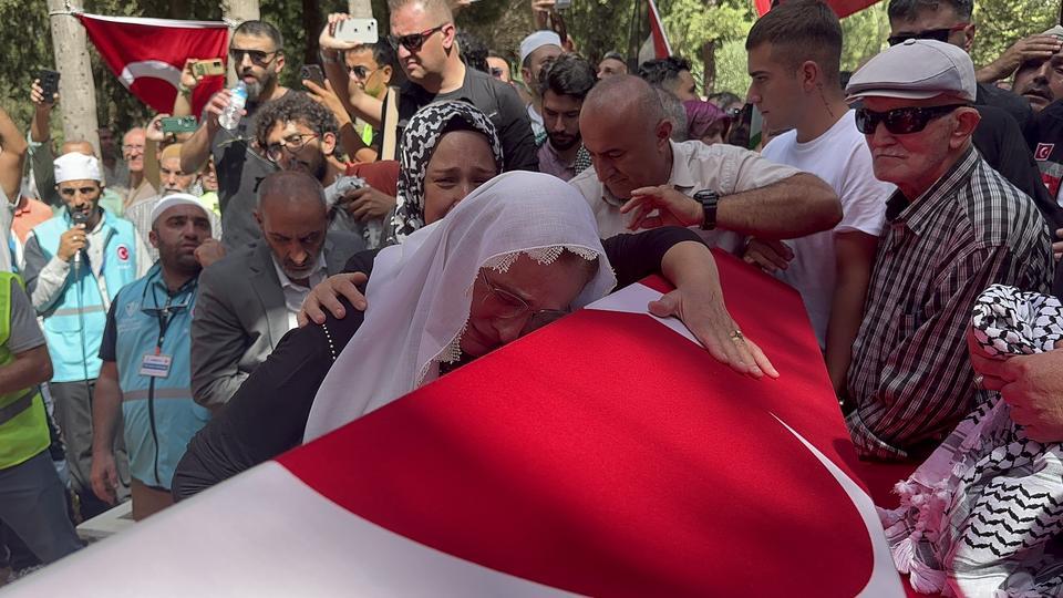 AYŞENUR'A SON KEZ DOKUNDULAR GÖZ YAŞLARI SEL OLDU TABUTA SIMSIKI SARILDILAR, KIZLARINDAN BİR AN OLSUN AYRILAMADILAR