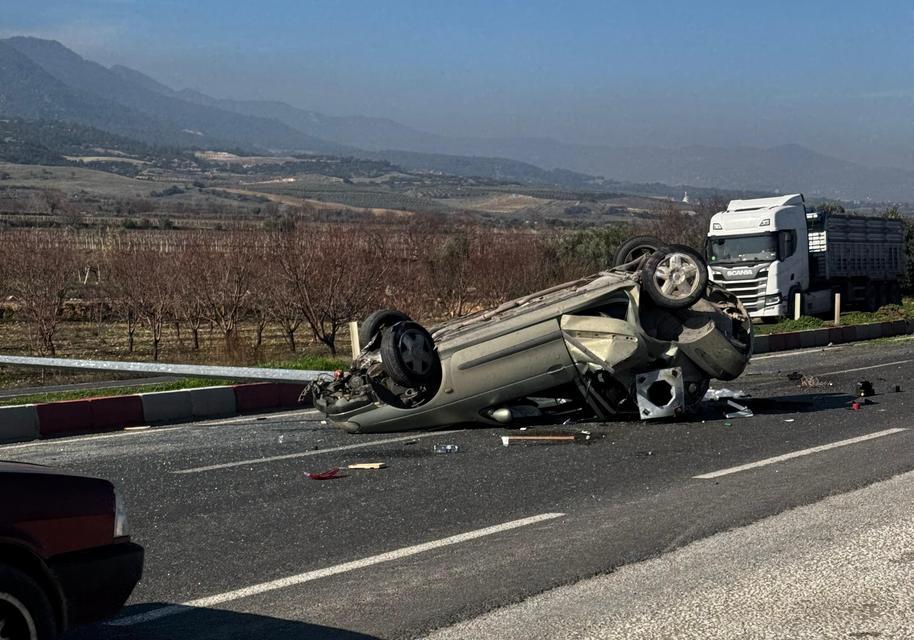 Aydınlatma direğine çarpıp takla atan otomobil hurdaya döndü