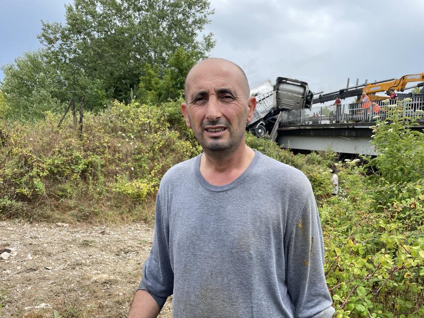 OTOYOLDA KONTROLDEN ÇIKAN BÜYÜKBAŞ HAYVAN YÜKLÜ TIR BARİYERLERDE ASILI KALDI: DORSEDEN DÜŞEN 6 HAYVAN TELEF OLDU KAZA SEBEBİ İLE İSTANBUL İSTİKAMETİNDE UZUN ARAÇ KUYRUKLARI OLUŞTU