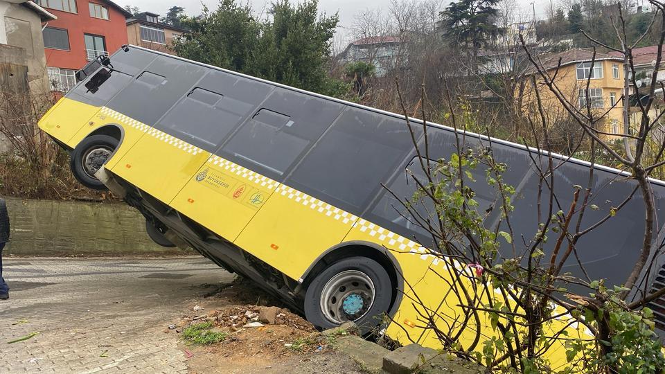 BEYKOZ'DA YOKUŞ AŞAĞI KAYAN İETT OTOBÜSÜ EVİN BAHÇESİNE DÜŞTÜ