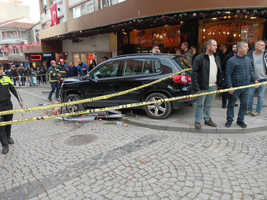 ARACIN ÇARPTIĞI AYDINLATMA DİREĞİ YAYALARIN ÜZERİNE DÜŞTÜ: 6 YARALI YOLDA YÜRÜRKEN DEHŞETİ YAŞADILAR