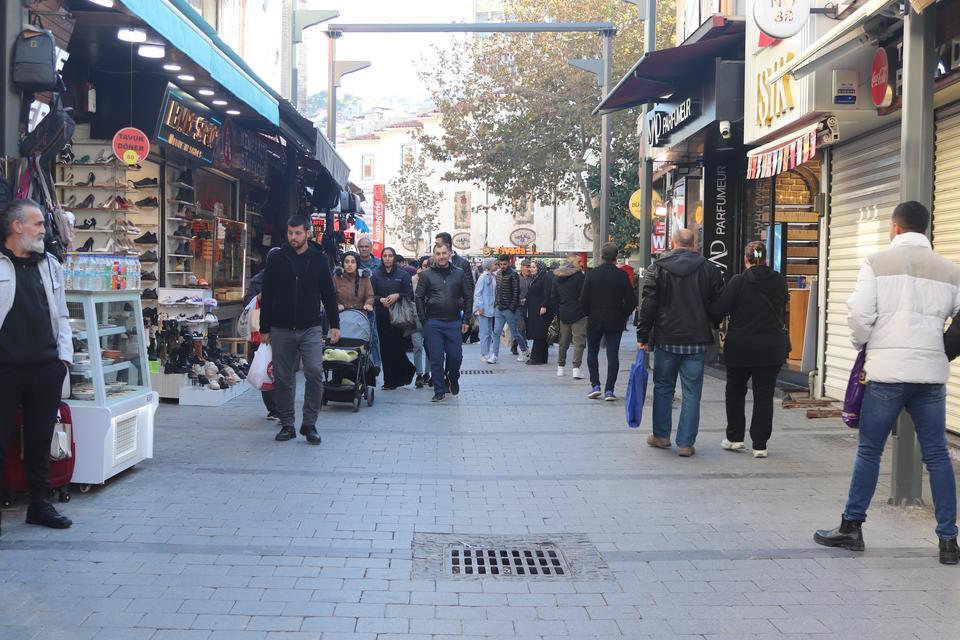 YOLDA YÜRÜYEN GENÇ KIZA DURDUK YERE TEKME ATTI, ESNAFTAN MEYDAN DAYAĞI YEDİ