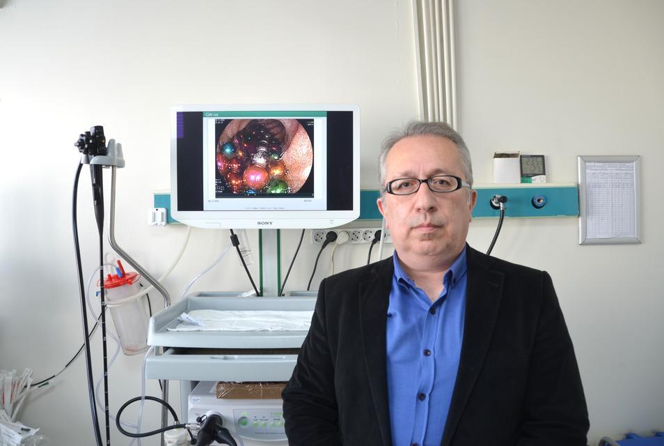 BURSA'DA 5 YAŞINDAKİ ÇOCUĞUN BAĞIRSAĞINDAN 38 ADET MIKNATIS ÇIKARILDI ÇOCUK GASTROENTROLOJİ UZMANI DOÇ. DR. KAAN DEMİRÖREN: "MIKNATISLI BİLEKLİKLERİ ÇOCUKLARIMIZDAN UZAK TUTALIM"