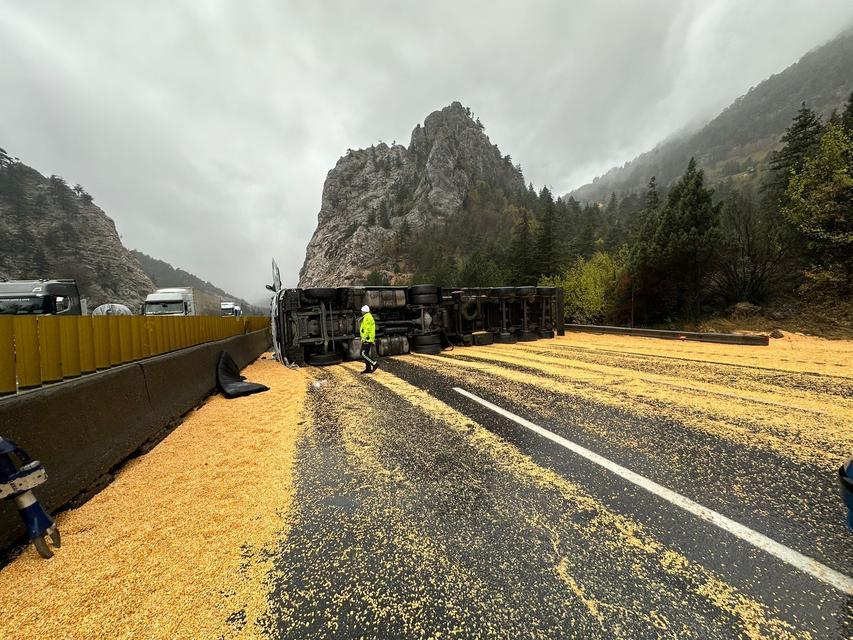 OTOYOLDA TIR YAN YATTI, YOL TAHIL İLE KAPLANDI