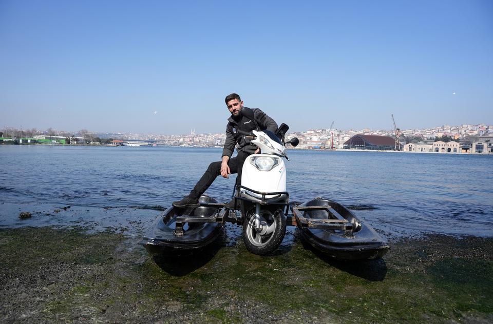 İSTANBUL'DA HEM DENİZDE HEM KARADA GİDEBİLEN MOTOSİKLET YAPTI