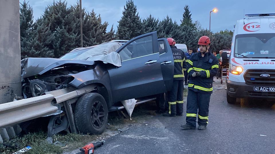 Araç bariyere saplandı, sürücü kurtarılamadı