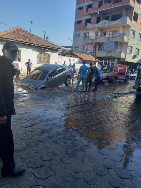 İÇME SUYU HATTI PATLADI, OTOMOBİL İÇİNE DÜŞTÜ