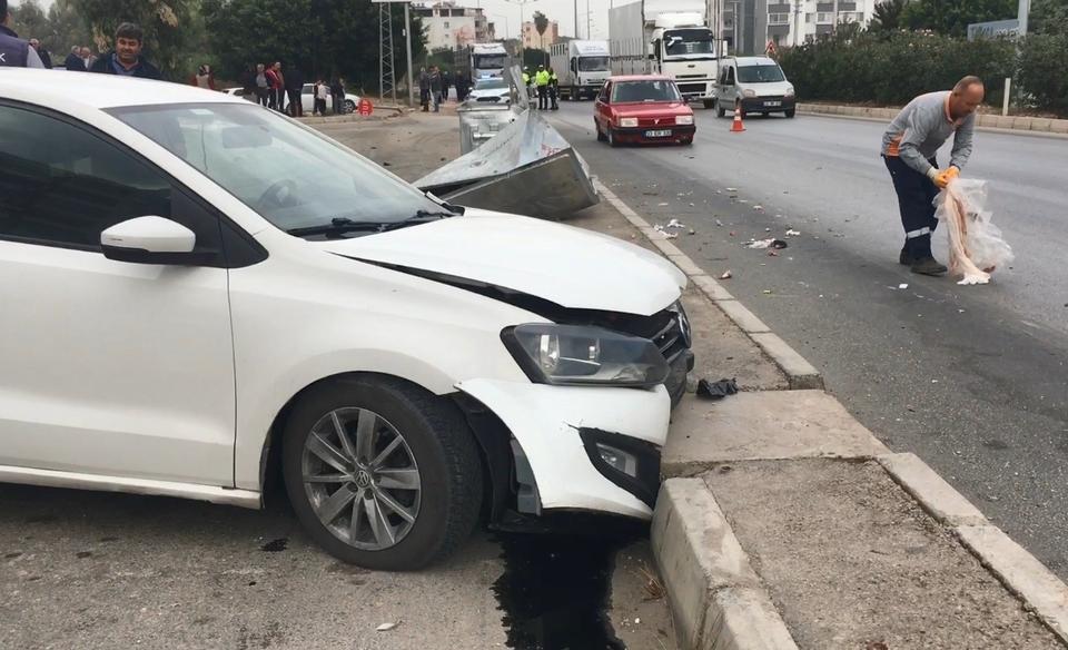 Yoldan çıkan otomobil kaldırımda yürüyen kadını öldürdü