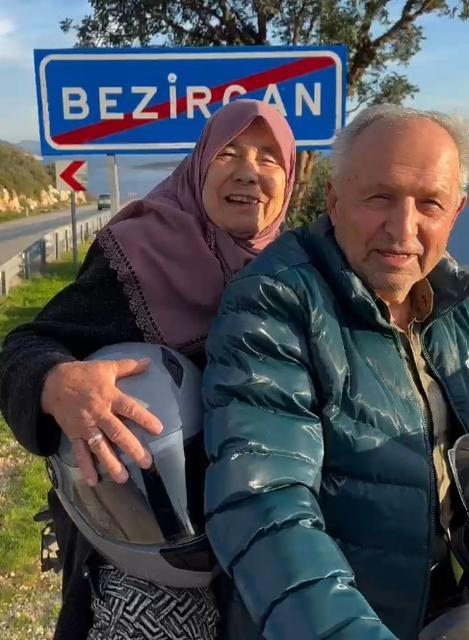 HIZLI, YAŞLI VE ÇILGIN: 74 YAŞINDA 900 CC MOTOSİKLETİ SÜRÜYOR, YAPTIKLARINI GÖRENLER HAYRETE DÜŞÜYOR MOTOSİKLET TUTKUNU YAŞLI ADAM ARKASINA ALDIĞI EŞİYLE BİRLİKTE SAHİLLERE GEZİ TURLARI DÜZENLİYOR BEKİR ÖZDERE: "BENİ İZLEMEYE DEVAM ETSİNLER. İÇİM KIPIR KIPIR, 30 YAŞINDAYIM SANKİ"