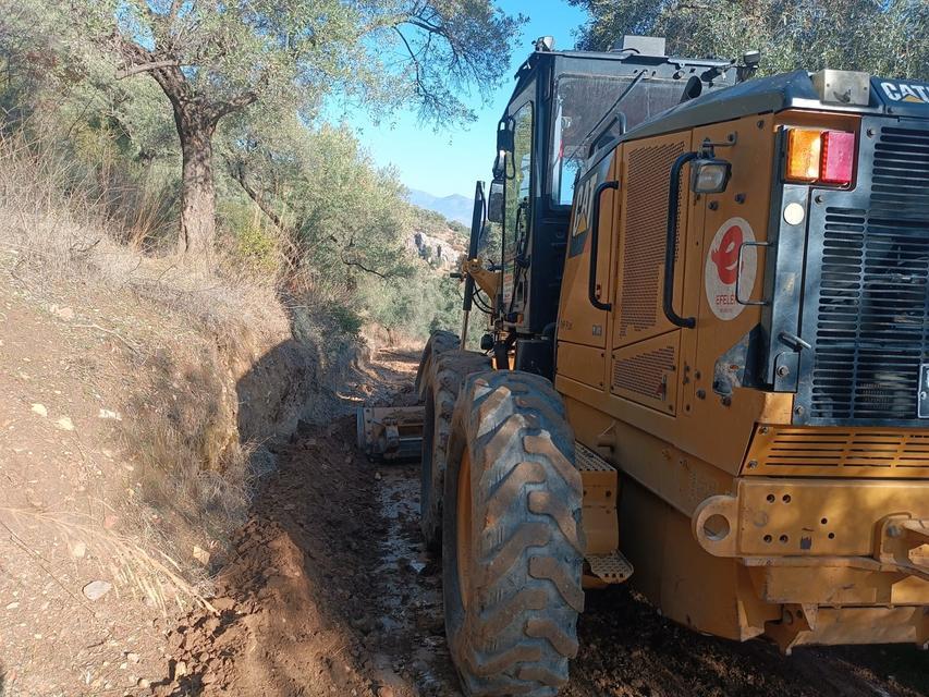 Efeler Belediyesi yol çalışmalarını sürdürüyor