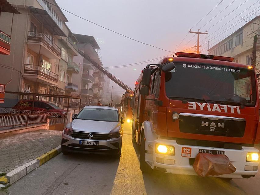 Çatıda çıkan yangınlar itfaiyeyi mesaiye soktu