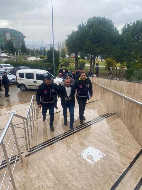 Kocaeli'nin Körfez ilçesinde bir ay önce boşandığı 3 çocuk annesi eski eşini yemek yediği esnada tabancayla vurarak öldüren zanlı tutuklandı.