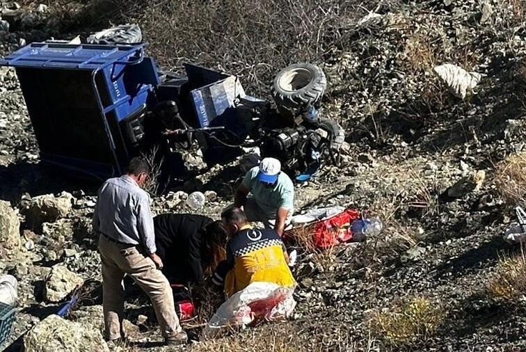 SİVAS'TA ÇAPA MOTORU ŞARAMPOLE YUVARLANDI: 1 ÖLÜ 1 YARALI SİVAS'IN GÜRÜN İLÇESİNDE MEYDANA GELEN KAZADA BİR KİŞİ HAYATINI KAYBETTİ, BİR KİŞİ İSE YARALANDI