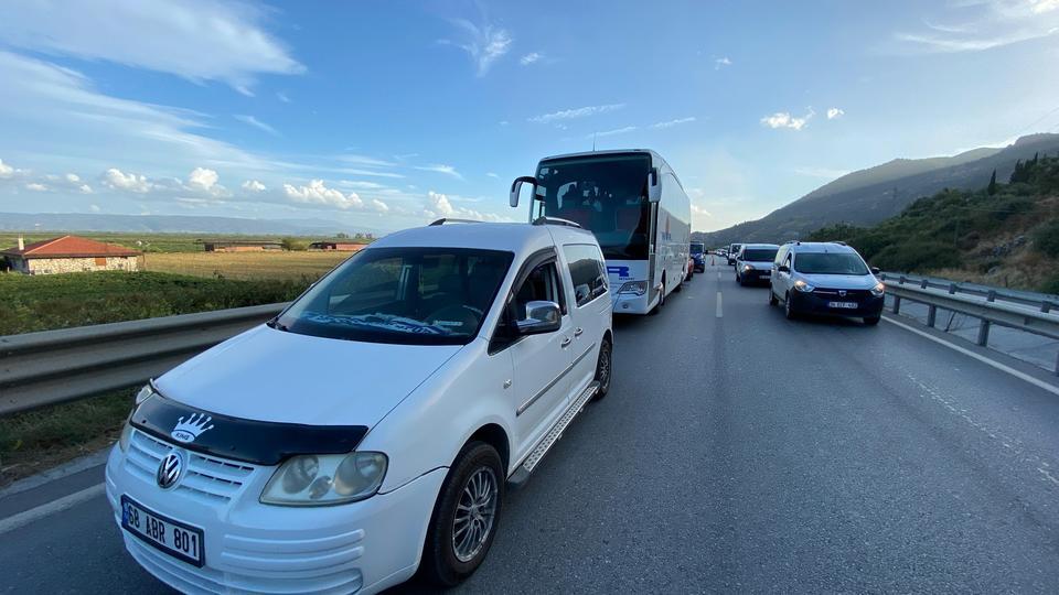 TATİLDEN DÖNEN JANDARMA PERSONELİNDEN CESUR MÜDAHALE OTOBÜS ŞOFÖRÜNÜ VE KADIN YOLCUYU SALDIRGANLARDAN KORUDU