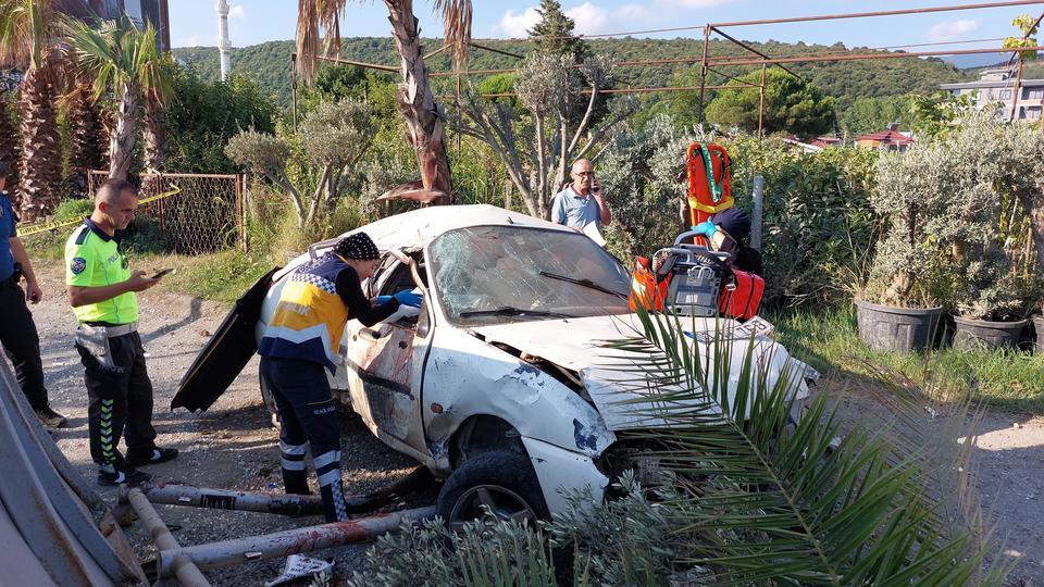 OTOMOBİL DURAĞA ÇARPTI: 1 ÖLÜ KAZANIN DEHŞET ANLARI KAMERADA