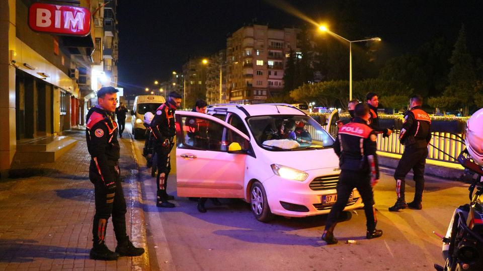 Polisi görünce yol ortasında bırakıp kaçtıkları araçtan uyuşturucu çıktı