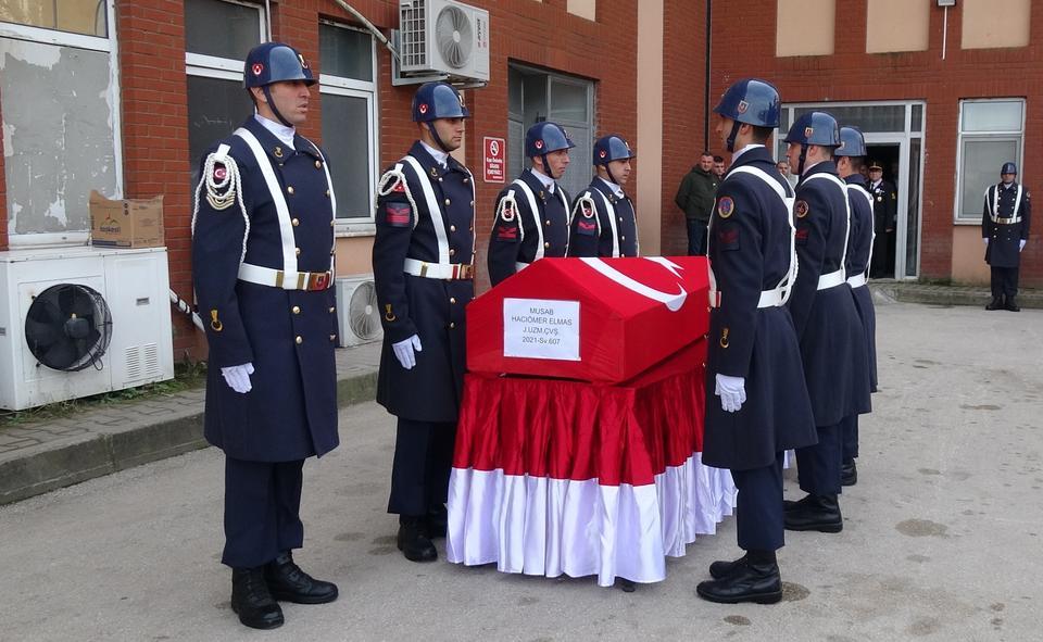 TRAFİK KAZASINDA AĞIR YARALANAN UZMAN ÇAVUŞ YAŞAM MÜCADELESİNİ KAYBETTİ UZMAN ÇAVUŞUN NİŞANLISI GÖZYAŞLARINA BOĞULDU