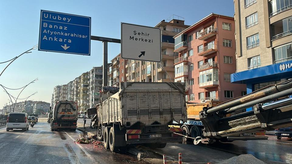 KARPUZ YÜKLÜ KAMYONUN SÜRÜCÜSÜ HAYATINI KAYBETTİ