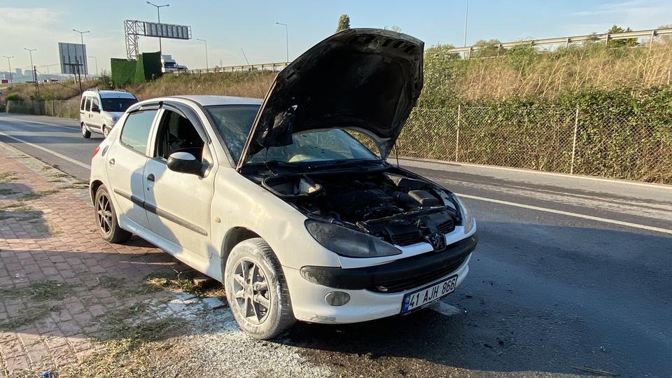 Mikser aracı yanan otomobili kül olmaktan kurtardı