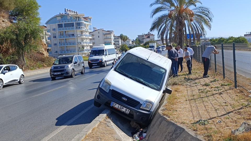 ÖNÜNDEKİ ARACA ÇARPMAMAK İÇİN YAĞMUR SUYU TAHLİYE KANALINA DÜŞTÜ