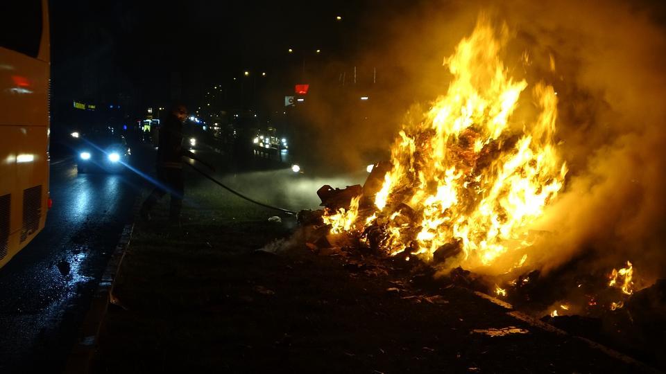 ANTALYA'DA GERİ DÖNÜŞÜM KAMYONUNDAKİ ATIKLAR ALEV ALDI, DUMANLAR SÜRÜCÜLERE ZOR ANLAR YAŞATTI ALEVLERE YANGIN TÜPÜYLE MÜDAHALE ETMEYE ÇALIŞAN SÜRÜCÜ, YANGININ HIZLA BÜYÜMESİYLE ATIKLARI YOLA BOŞALTTI