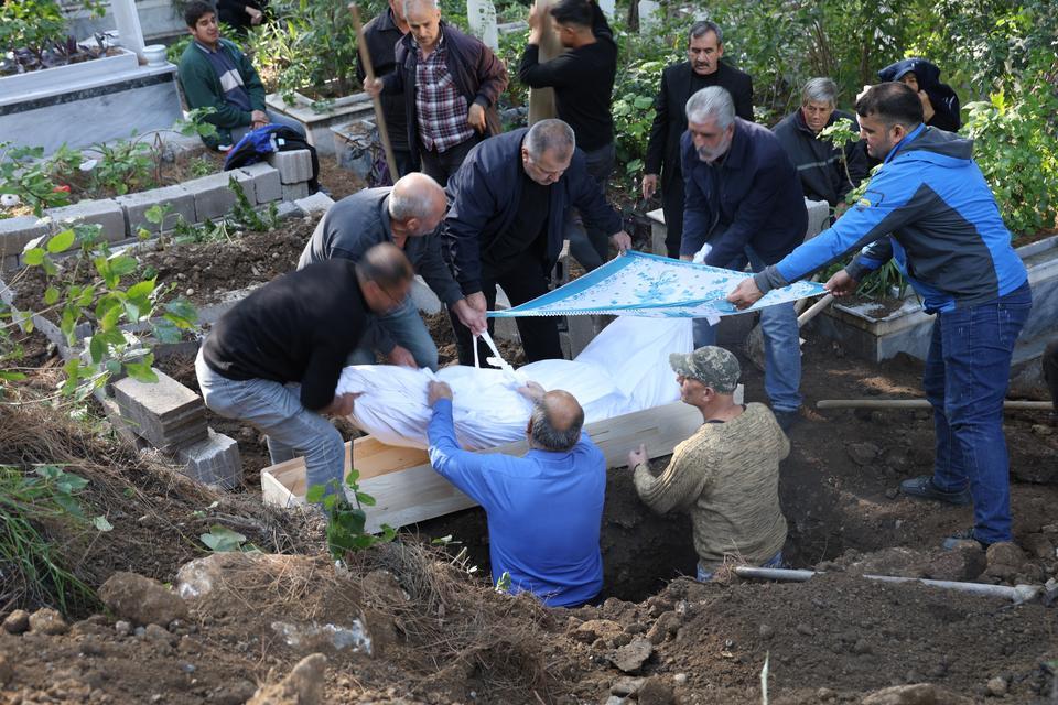 Ağaca bağladığı dini nikahlı eşini ve 2 çocuğunu öldürdü