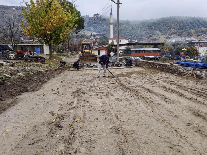 KARACASU'DA YOLLARI YENİLEME ÇALIŞMALARI SÜRÜYOR