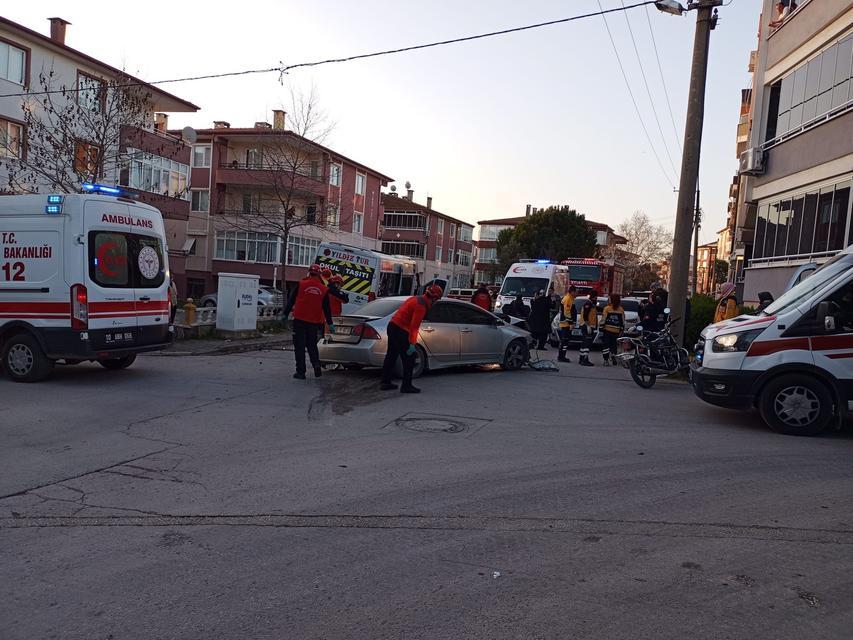 BALIKESİR'DE SERVİS ARACI İLE OTOMOBİL ÇARPIŞTI: 6 YARALI