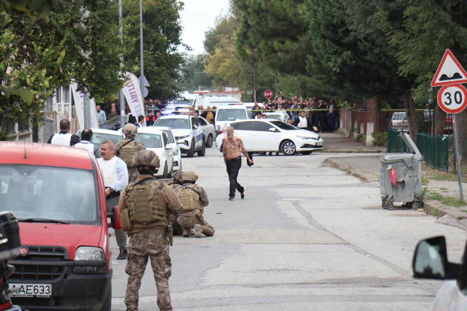 SAKARYA'DA VAHŞET: ESKİ POLİS, SEVGİLİSİNİ BOĞAZINDAN DEFALARCA BIÇAKLADI BIÇAKLA AĞIR YARALADIĞI SEVGİLİSİ İÇİN DAHA ÖNCESİNDE 3 KEZ ŞEHRİ BİRBİRİNE KATMIŞTI ŞÜPHELİ, ÖZEL HAREKAT POLİSLERİYLE YAPILAN OPERASYONLA GÖZALTINA ALINDI