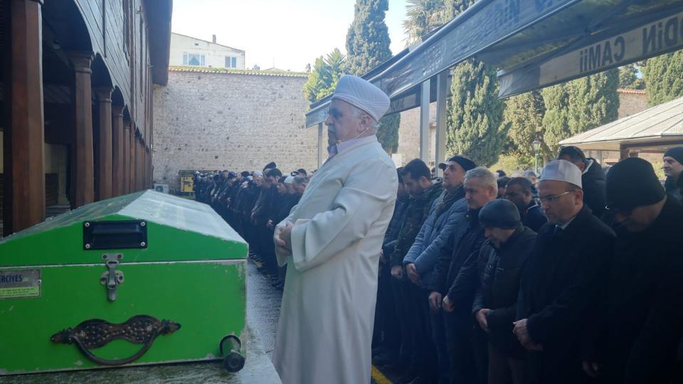 İmam, babasının cenaze namazını kıldırdı