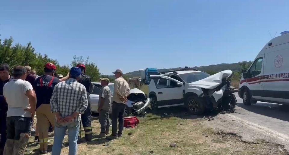 BURSA'DA İKİ OTOMOBİL KAFA KAFAYA ÇARPIŞTI: 5 YARALI