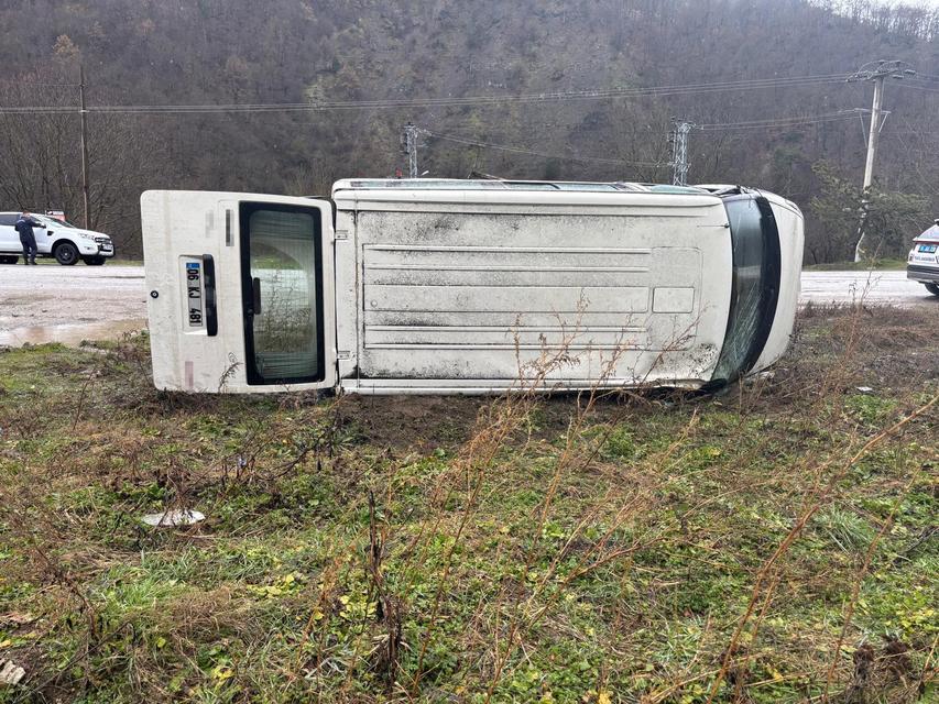 KAYGAN YOLDA KONTROLDEN ÇIKAN MİNİBÜS DEVRİLDİ: 2 YARALI