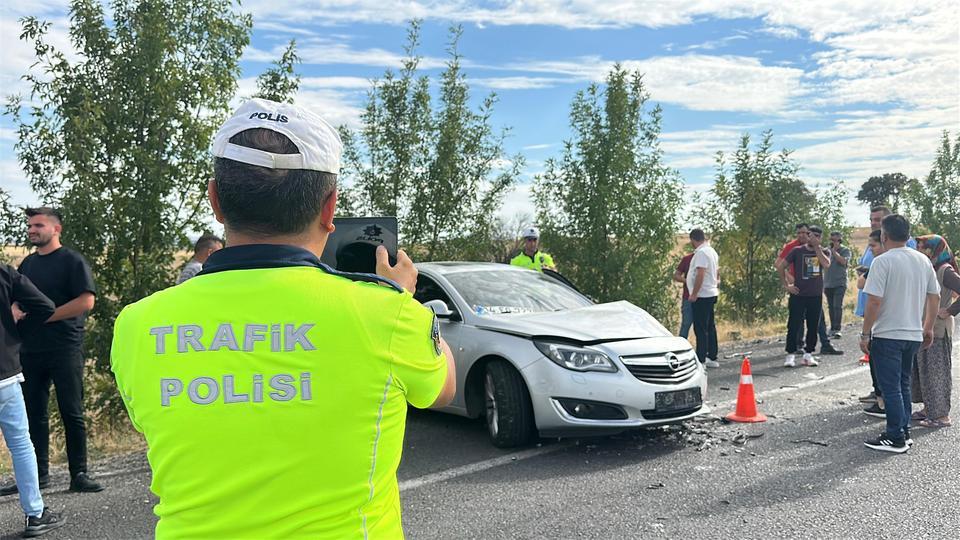 UŞAK'TA İKİ OTOMOBİL ÇARPIŞTI: 2 ÖLÜ, 2 YARALI