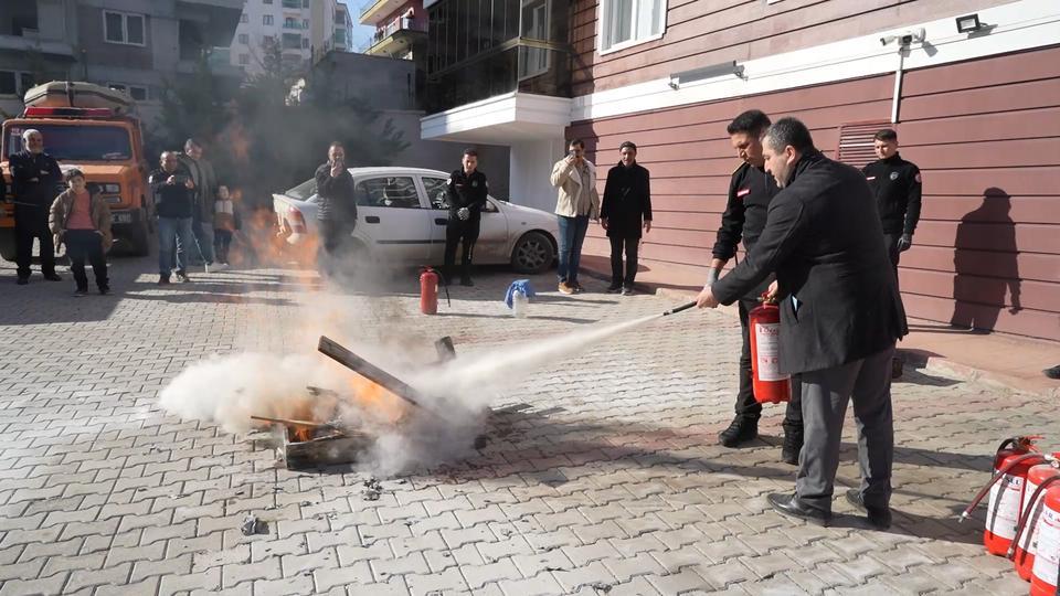 Yangın faciasının ardından apartman sakinlerine teorik ve uygulamalı eğitim