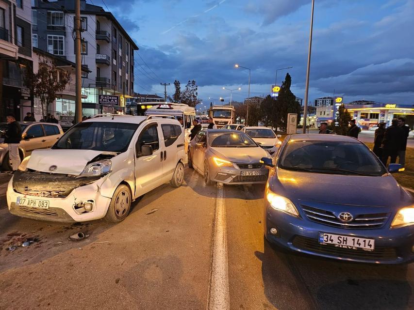 Zincirleme trafik kazasında 7 kişi yaralandı