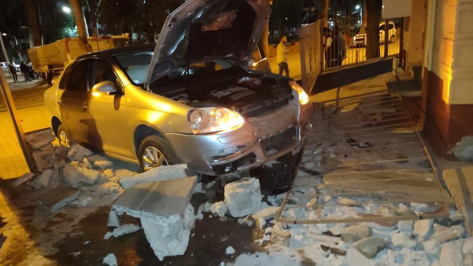 İzmir'de kontrolden çıkan otomobil, caminin dış duvarını yıktı