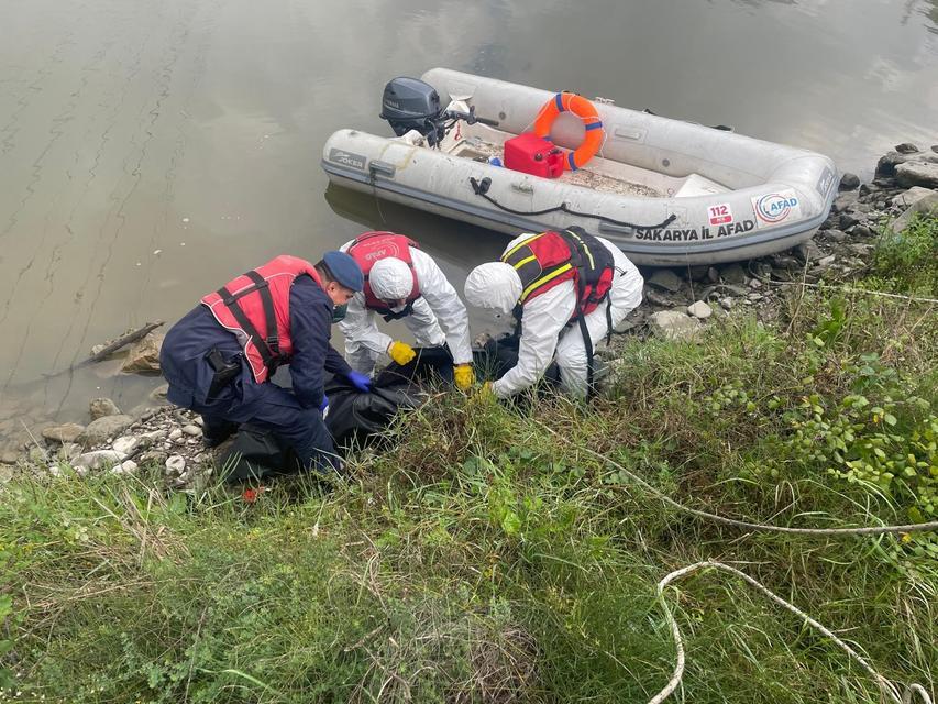 SAKARYA NEHRİ'NDE ERKEK CESEDİ BULUNDU 5 GÜNDÜR KAYIP OLAN BABA VE OĞULDAN BABANIN CANSIZ BEDENİ BULUNDU