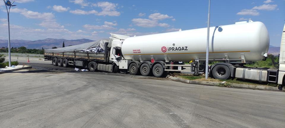 MANİSA'DA FACİANIN EŞİĞİNDEN DÖNÜLDÜ KÖMÜR YÜKLÜ TIR LPG TANKERİNE ÇARPTI: 1 YARALI