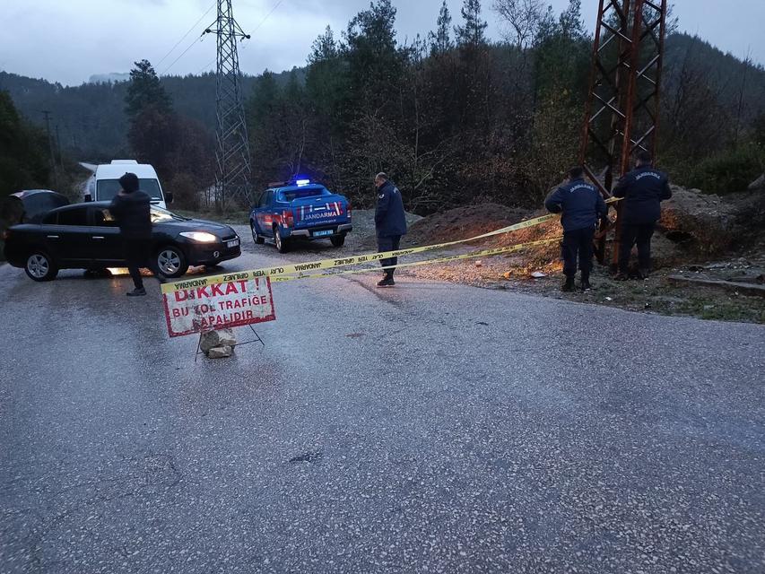 Bucak’ta heyelan riski: Pamucak yolu trafiğe kapatıldı