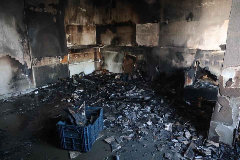 Elektrik kontağından çıkan yangın evde büyük hasara yol açtı