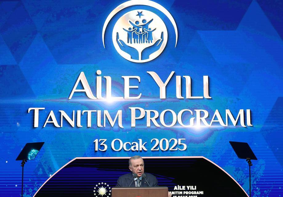 CUMHURBAŞKANI ERDOĞAN'DAN 'AİLE YILI' MÜJDELERİ "YENİ EVLENECEK GENÇLERİMİZE AİLE VE GENÇLİK FONU DAHİLİNDE VERDİĞİMİZ FAİZSİZ KREDİ DESTEĞİNİ 81 İLİMİZİN TAMAMINDA UYGULAMAYA ALIYORUZ" "EVLİLİĞE İLK ADIMINI ATAN GENÇLERİMİZE 48 AY VADELİ, 2 YIL GERİ ÖDEMESİZ, 150 BİN LİRA TUTARINDA FAİZSİZ KREDİ DESTEĞİ SUNUYORUZ" "AİLE KURMAYI TEŞVİK EDECEK, MADDİ DESTEKLER, DANIŞMANLIK HİZMETLERİ VE GENÇ ÇİFTLER İÇİN KONUT DESTEKLERİ GİBİ UYGULAMALARI DEVREYE ALACAĞIZ" "ESNEK VE UZAKTAN ÇALIŞMA MODELLERİYLE KADINLARIN EV VE İŞ HAYATLARINI RAHATLATACAK YENİ İMKANLARI HAYATA GEÇİRECEĞİZ" "YENİ DOĞACAK İLK ÇOCUK İÇİN VERDİĞİMİZ TEK SEFERLİK DOĞUM YARDIMINI 5 BİN LİRAYA YÜKSELTİYORUZ" "YENİ DOĞACAK İKİNCİ VE SONRAKİ ÇOCUKLAR İÇİN HİÇBİR ŞART GÖZETMEKSİZİN VERECEĞİMİZ ÇOCUK YARDIMLARINI HER AY ANNELERİMİZİN HESABINA YATIRACAĞIZ" "İKİNCİ ÇOCUK İÇİN HER AY BİN 500 LİRA, ÜÇÜNCÜ VE SONRAKİ ÇOCUKLAR İÇİN DE HER AY 5 BİN LİRA OLACAK ŞEKİLDE ÇOCUK YARDIMLARINI DEVREYE ALIYORUZ"