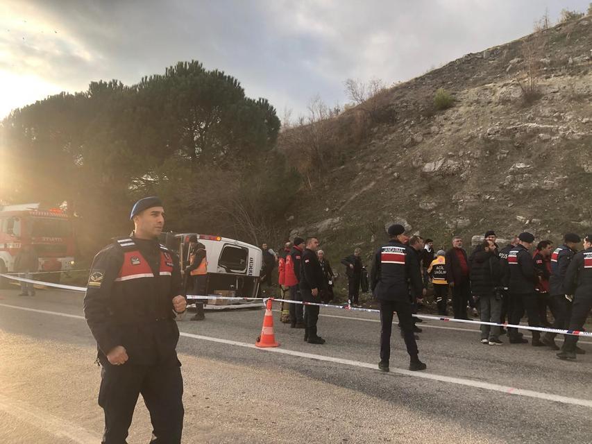 BALIKESİR'DE MİNİBÜS OTOMOBİLLE ÇARPIŞTI: 2 ÖLÜ