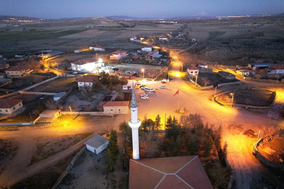 BU KÖYDE İFTAR VAKTİ EVLERDE YEMEK PİŞİRMEK YASAKLANDI KÖY HALKI RAMAZAN AYI SÜRESİNCE TOPLU İFTAR YAPIYOR