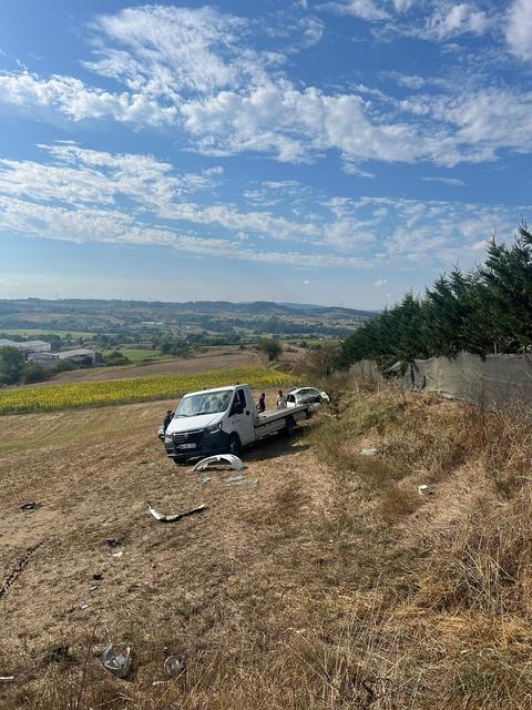 SAKARYA'DA TAKLALAR ATAN OTOMOBİL HURDAYA DÖNDÜ: 1 ÖLÜ, 1 YARALI