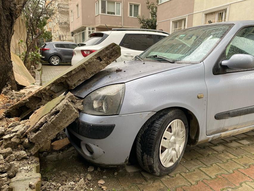 İstinat duvarı otomobilin üzerine düştü