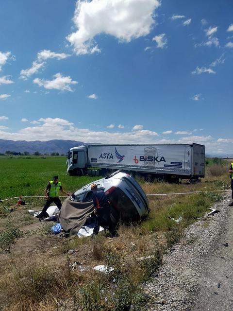 KAZADA BİR AİLE YOK OLDU TIRLA ÇARPIŞAN OTOMOBİLDE ANNE BABA OLAY YERİNDE, ÇOCUKLARA HASTANEDE ÖLDÜ