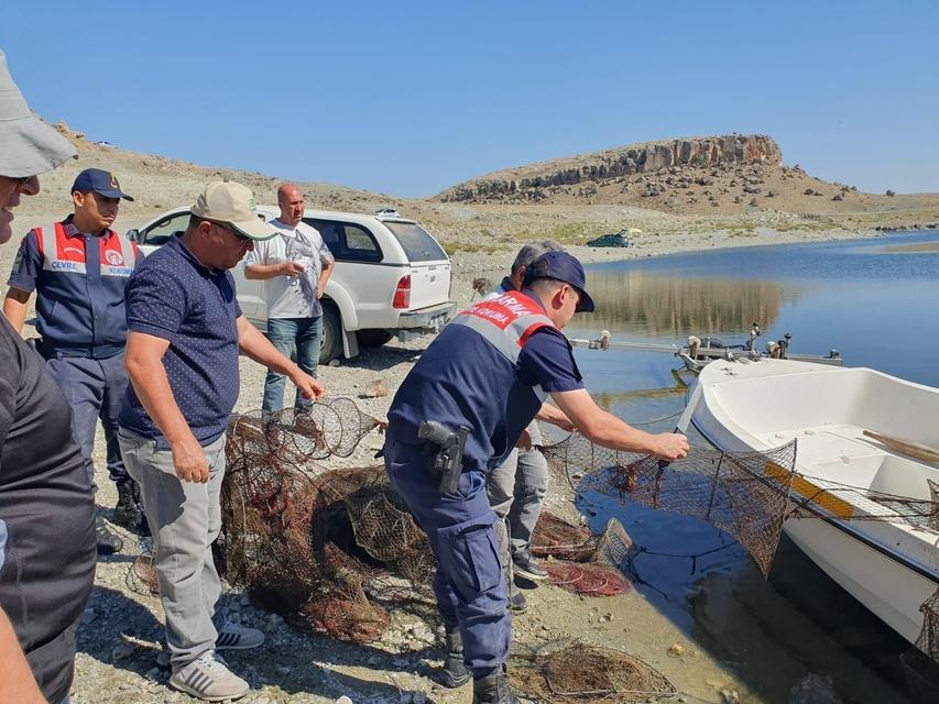 Jandarma bin metre kaçak ağı imha etti