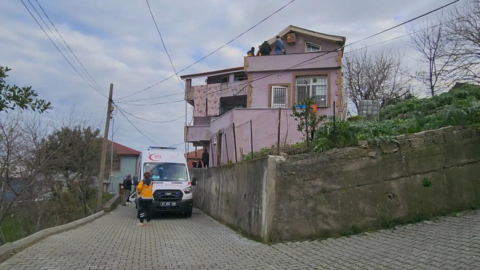 İKİ ÇOCUK ANNESİ KADIN EVİNDE ÖLÜ BULUNDU