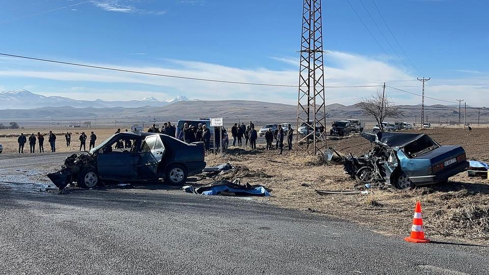 FİAT TOFAŞ OTOMOBİL BABA VE OĞLUNA MEZAR OLDU NEVŞEHİR'DE MEYDANA GELEN TRAFİK KAZASINDA 2 KİŞİ HAYATINI KAYBETTİ, 4 KİŞİ YARALANDI